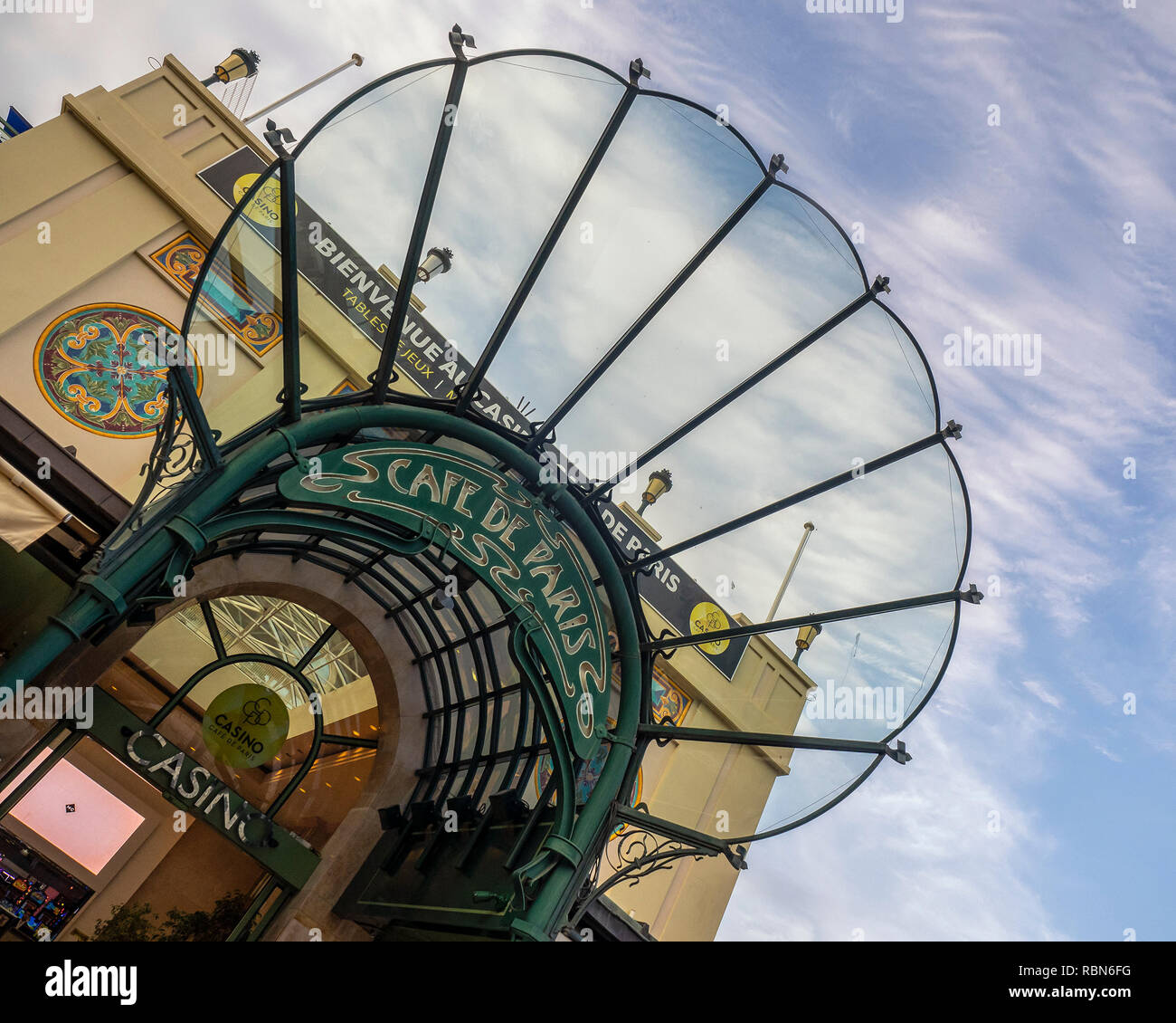 MONTE CARLO, MONACO: 26. MAI 2018: Eintritt zum Café de Paris Stockfoto