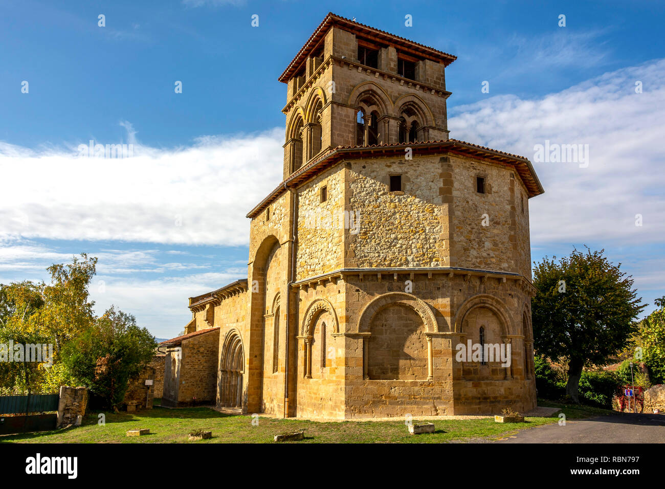 Mailhat. Romanische Kirche mit ihrem quadratischen Glockenturm, Abteilung Puy de Dome, Auvergne-Rhone-Alpes, Frankreich Stockfoto