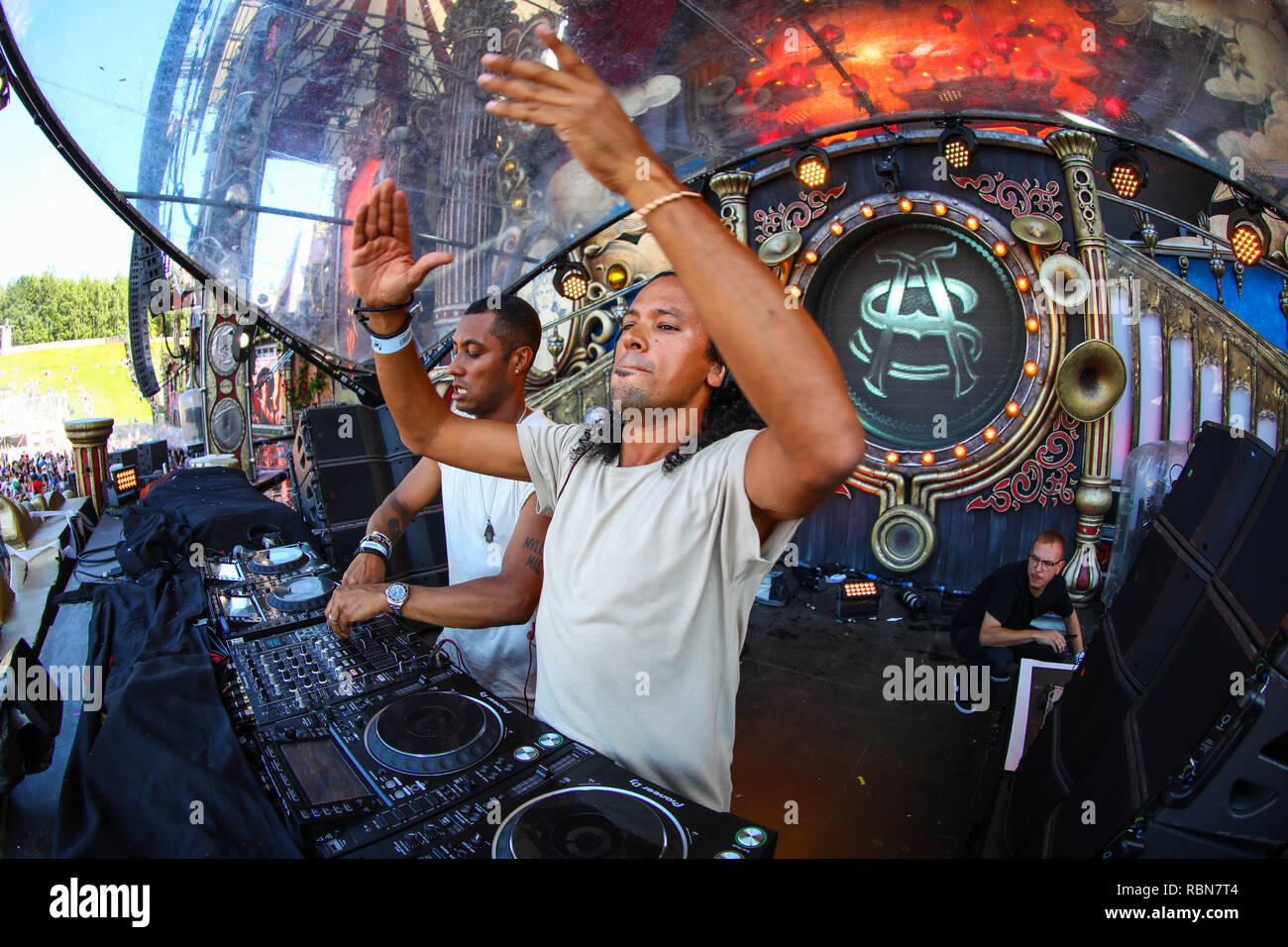 Niederländische DJ-Duo sunnery und James Ryan Marciano live im tomorrowland Electronic Dance Music Festival Stockfoto