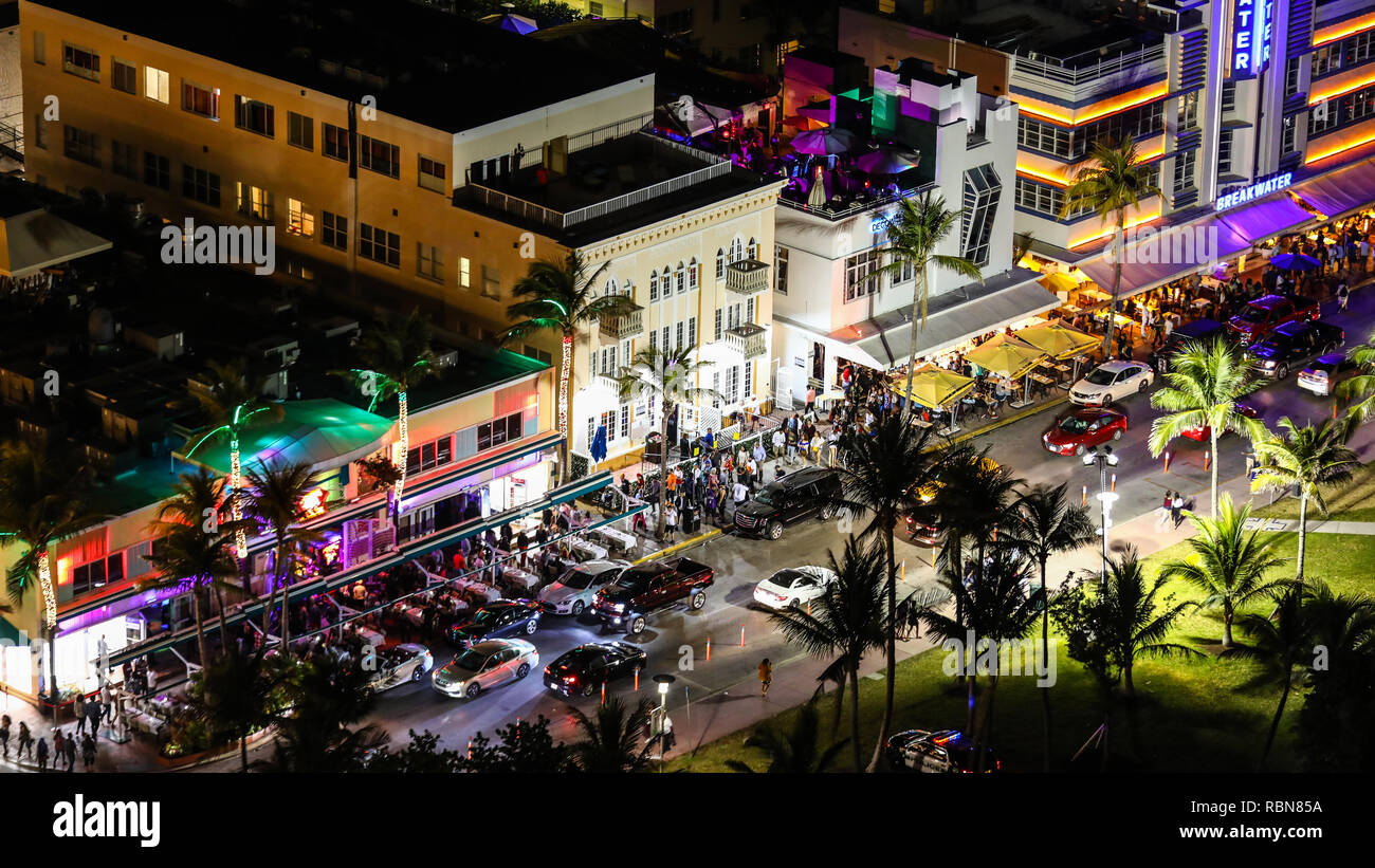 Hubschrauber Blick auf den Ocean Drive, Miami, auf einem langen Nacht mit bunten Lichtern angezeigt Stockfoto