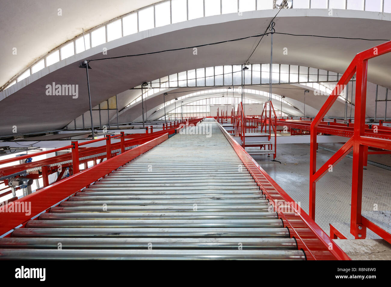 Lange Förderbänder für Versand und Transport im Vertriebszentrum Stockfoto