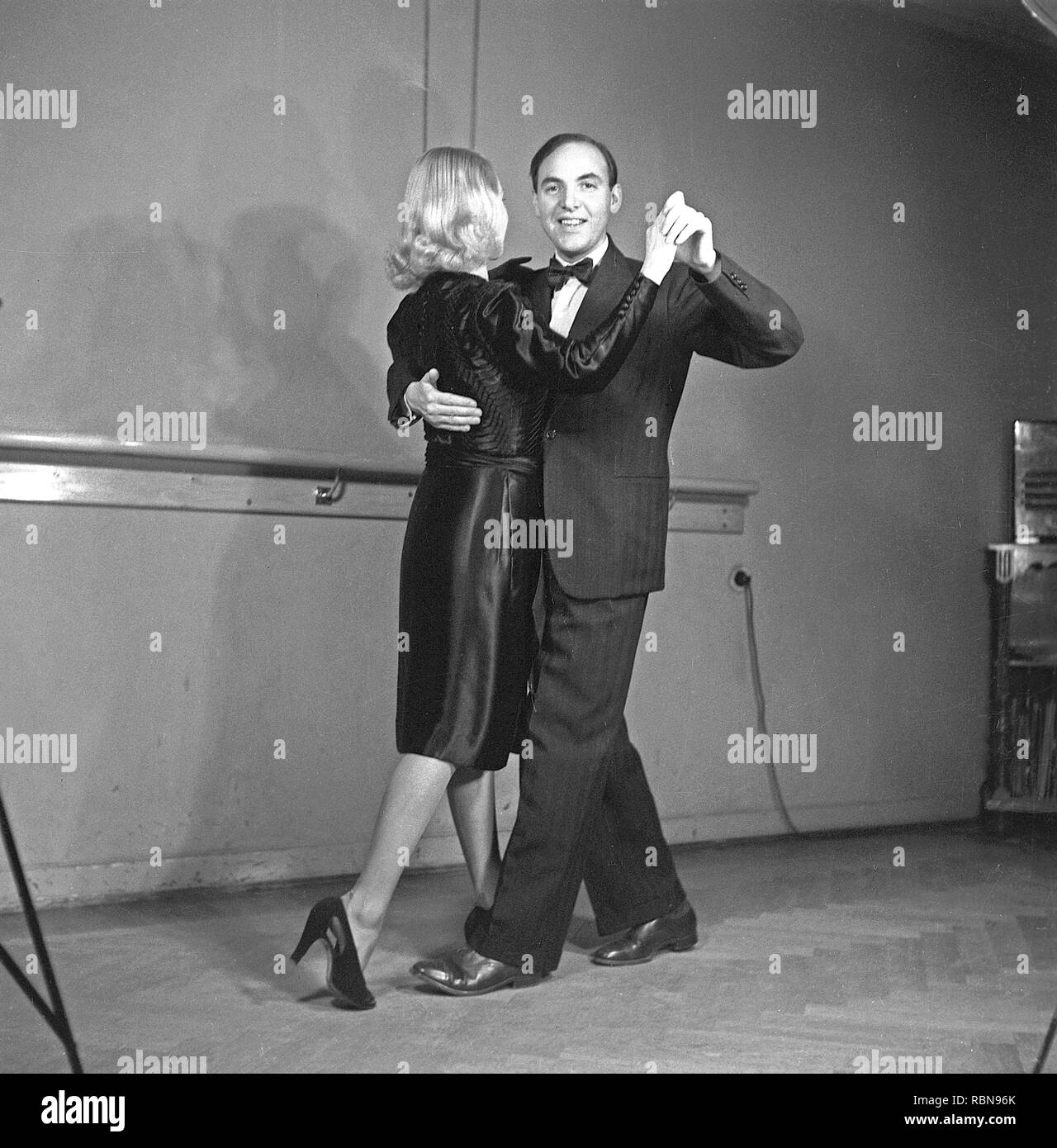Tanz in den 1940er Jahren. Ein Tanzpaar in den 1940er Jahren. Die elegante Paar sind Ausbildung ihren Tanzschritten an einem Tanz Schule. Foto Kristoffersson Ref B3-3. Schweden 1943 Stockfoto