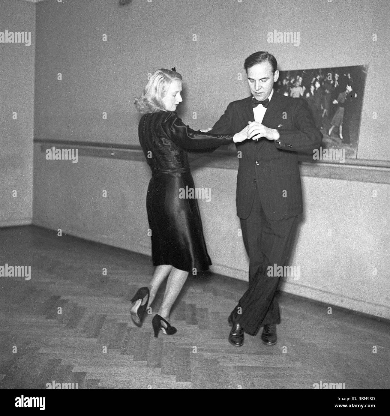 Tanz in den 1940er Jahren. Ein Tanzpaar in den 1940er Jahren. Die elegante Paar sind Ausbildung ihren Tanzschritten an einem Tanz Schule. Foto Kristoffersson Ref B3-1. Schweden 1943 Stockfoto