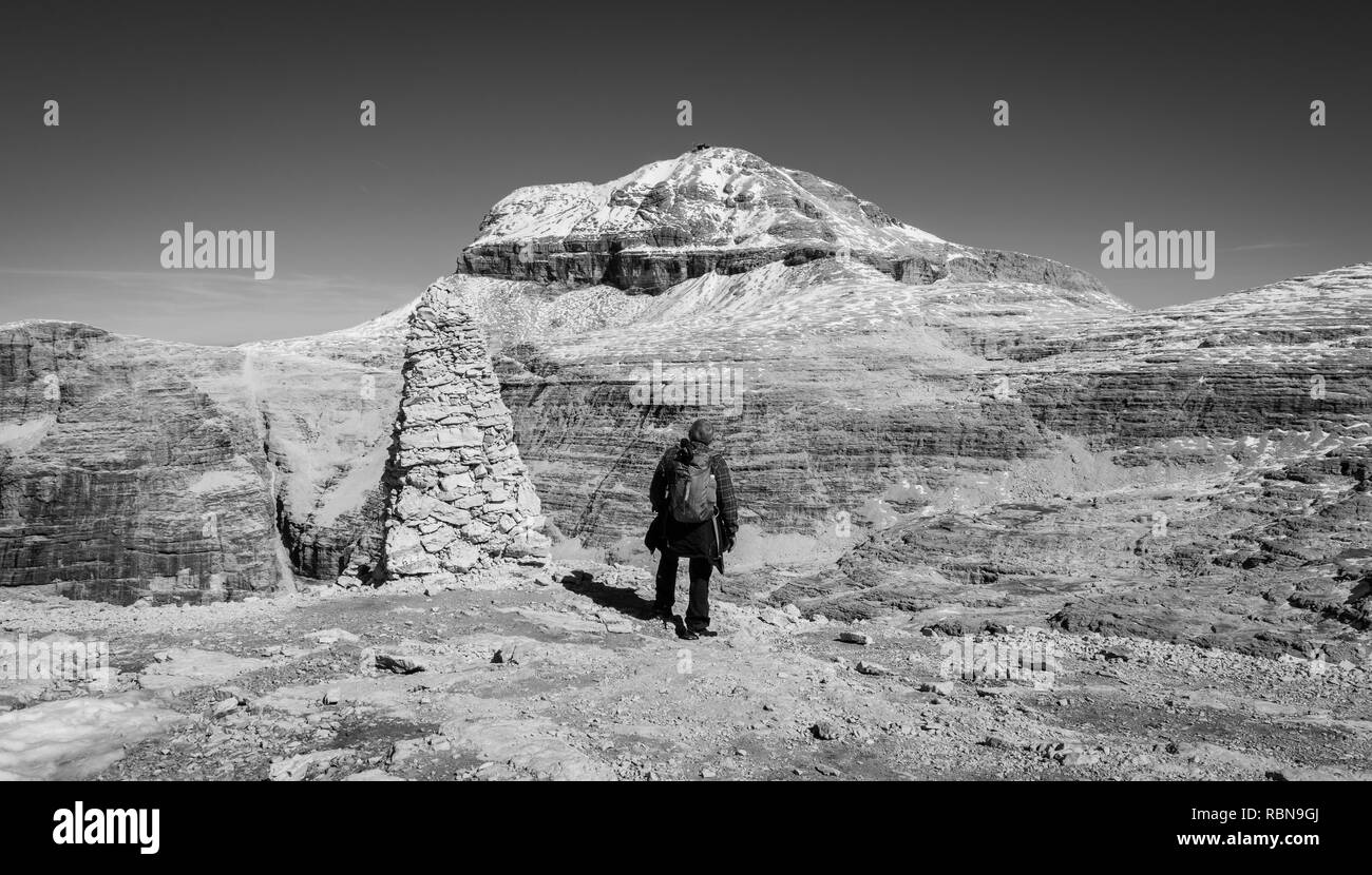 Touristen, die auf dem Felsen des Sass Pordoi. Blick Richtung Piz Boe Berg, Sella, Dolomiten, Provinz Trentino, Italien. Bild in Schwarz und Weiß Stockfoto