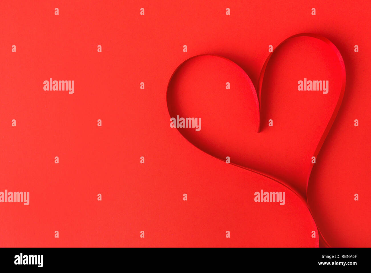 Schönen Valentines Tag Herzform aus Band auf roten Hintergrund. Blick von oben. Valentines Tag Konzept. Stockfoto