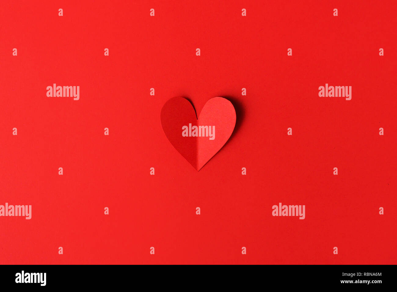 Schönen Valentines Tag Papier Herzen auf rotem Hintergrund. Blick von oben. Valentines Tag Konzept. Stockfoto