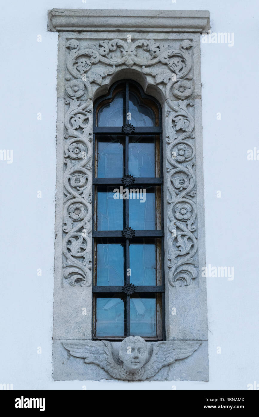 Kirche Fenster mit schönen aufwendigen Stein geschnitzten Rahmen Stockfoto