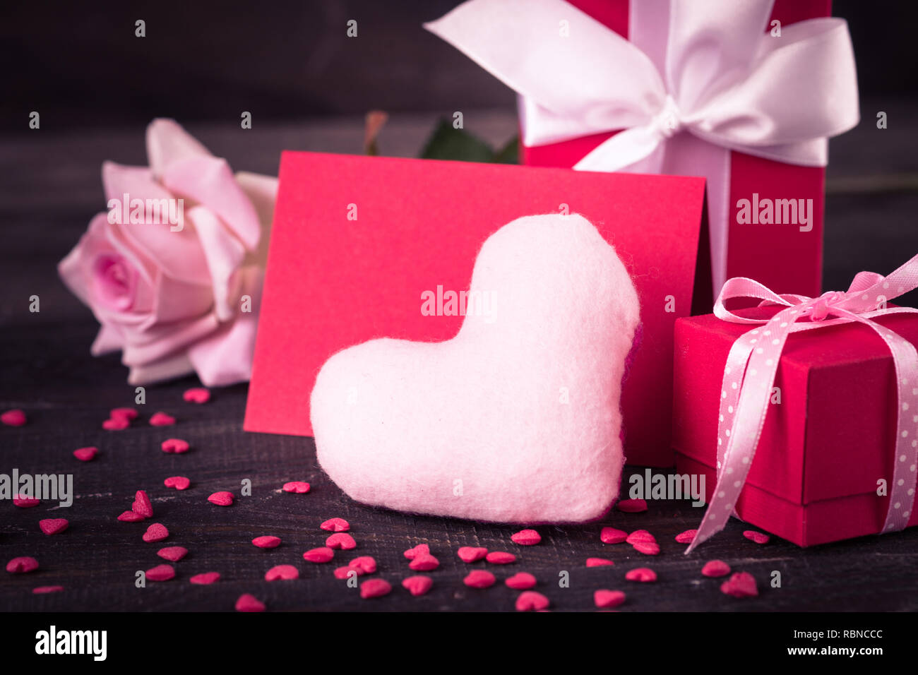 Valentinstag Dekorationen mit Herz Karte rose Geschenk. Liebe Hintergrund Stockfoto