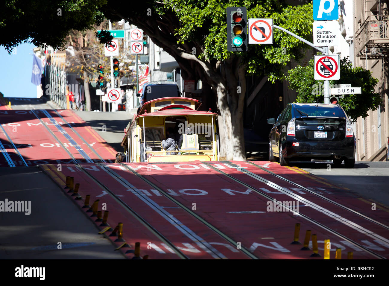 Leute, Fahrt mit der berühmten Cable Car in San Francisco, USA Stockfoto