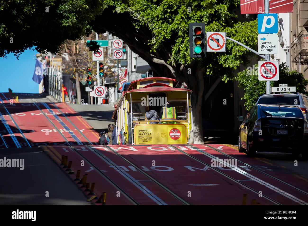 Leute, Fahrt mit der berühmten Cable Car in San Francisco, USA Stockfoto