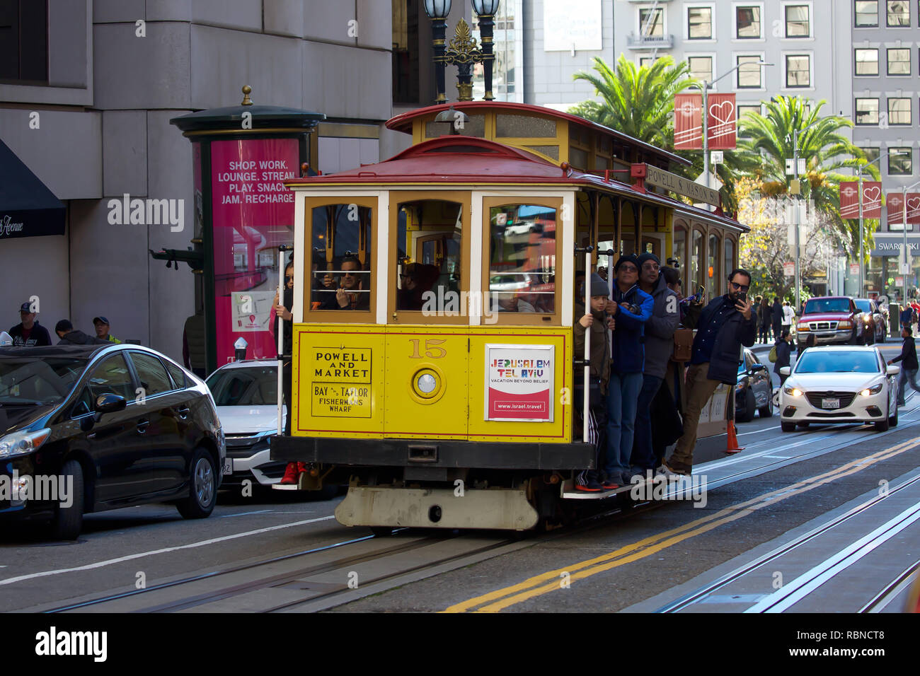 Leute, Fahrt mit der berühmten Cable Car in San Francisco, USA Stockfoto