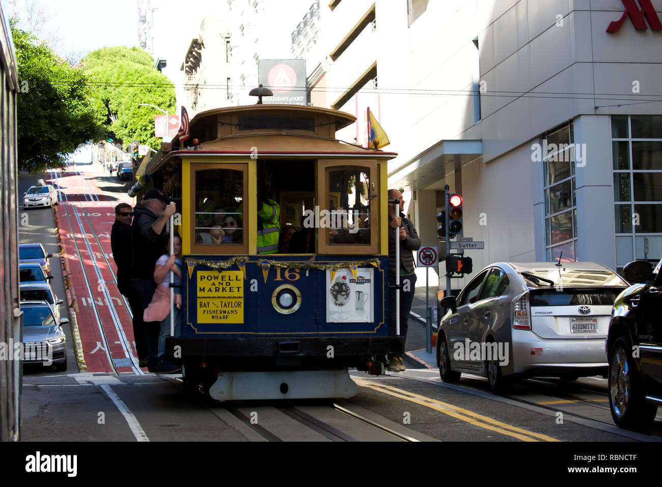 Leute, Fahrt mit der berühmten Cable Car in San Francisco, USA Stockfoto