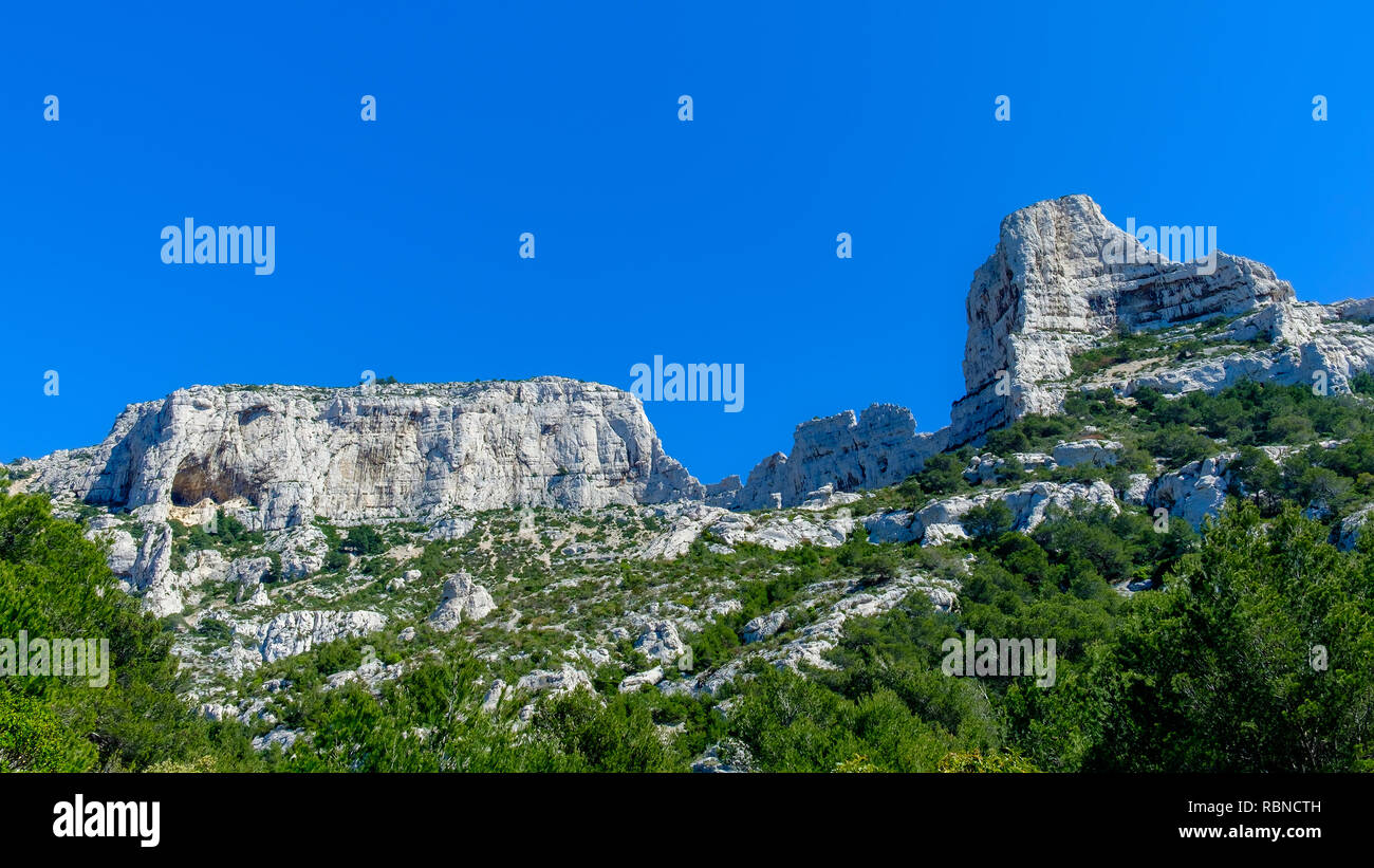 Der „Rocher de Goudes“, „Les Lames“ und der „Rocher de Saint-Michel d’Eau Douce“ im Calanques-Nationalpark von Marseille, Frankreich Stockfoto