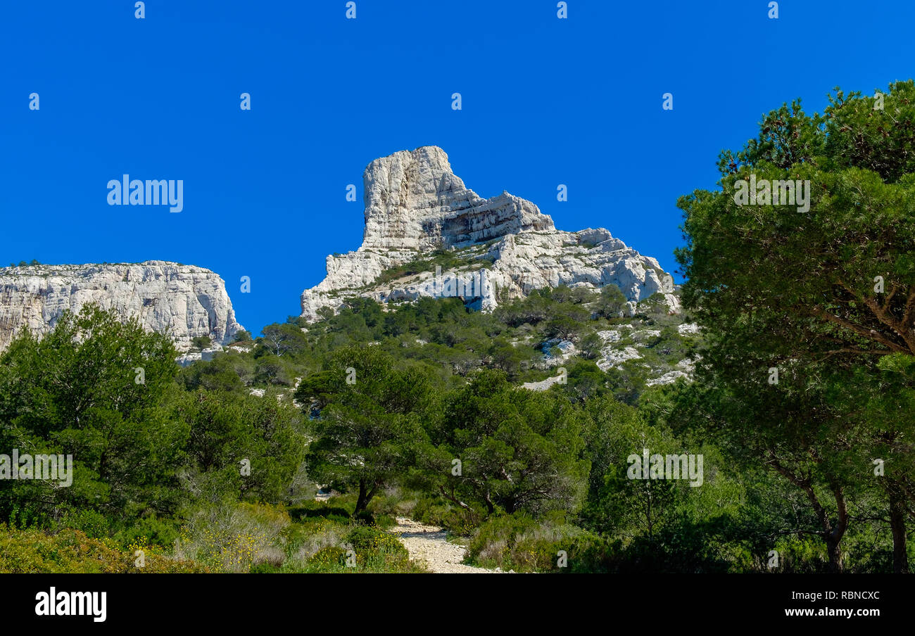 Die 'Rocher de Goudes', die 'Lames' und die 'Rocher de Saint-Michel d'Eau Douce' in den Calanques Nationalpark von Marseille, Frankreich Stockfoto