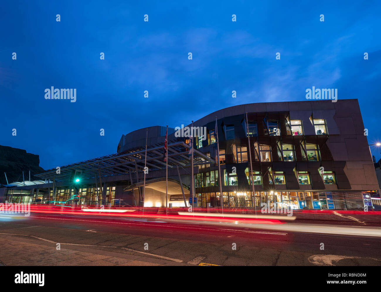 Nacht Blick auf die schottische Parlamentsgebäude in Holyrood in Edinburgh, Schottland, Großbritannien Stockfoto