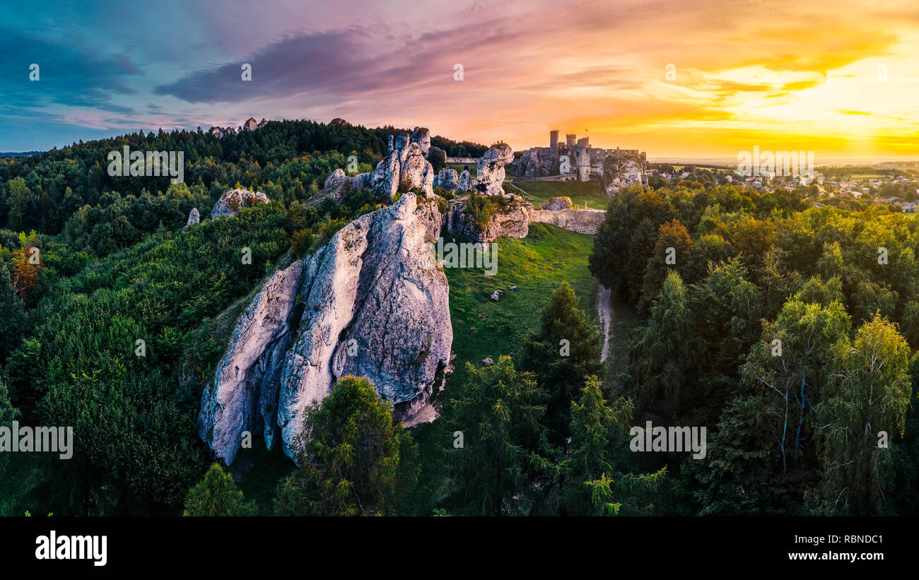 Ein episches Panorama der mittelalterlichen Burgruinen in Ogrodzieniec, Polen Stockfoto