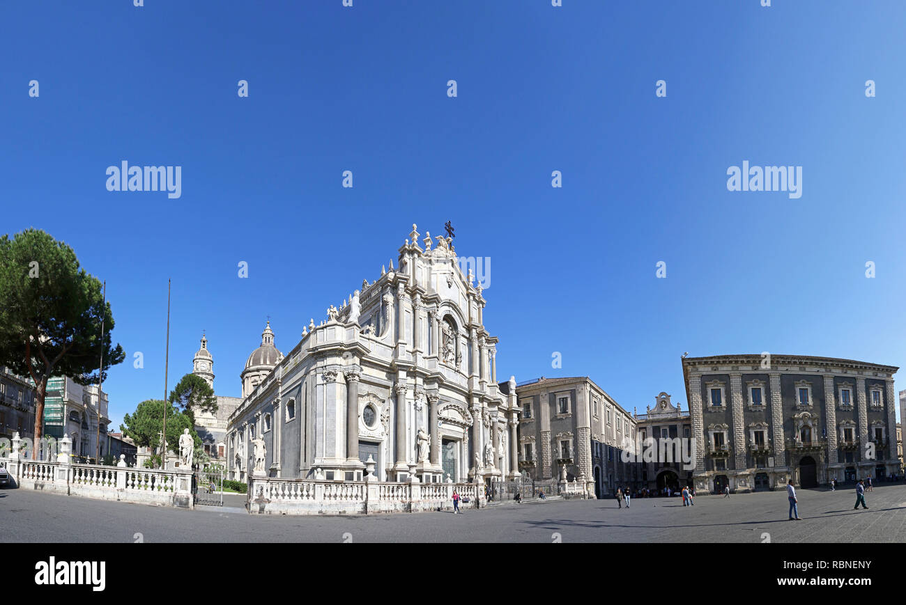 CATANIA, ITALIEN - 6. Mai 2018: Panoramablick auf den Cathedral Square (Piazza Duomo) und der Kathedrale von Duomo Santa Agatha (Catania) in der Stadt Catania, Sizilien, Stockfoto