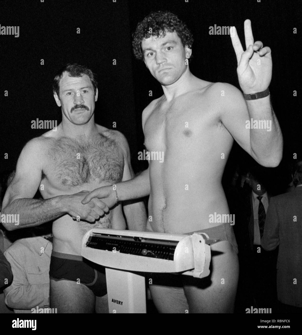 Zuversichtlich V-Zeichen aus britischen und Commonwealth Meister im Schwergewicht John L. Gardner (Hackney, r), als er die Hände schüttelt mit seinem Herausforderer, Paul Sykes (Wakefield), an wiegen-in in London für Ihre Titel kämpfen im Wembley Arena. Stockfoto