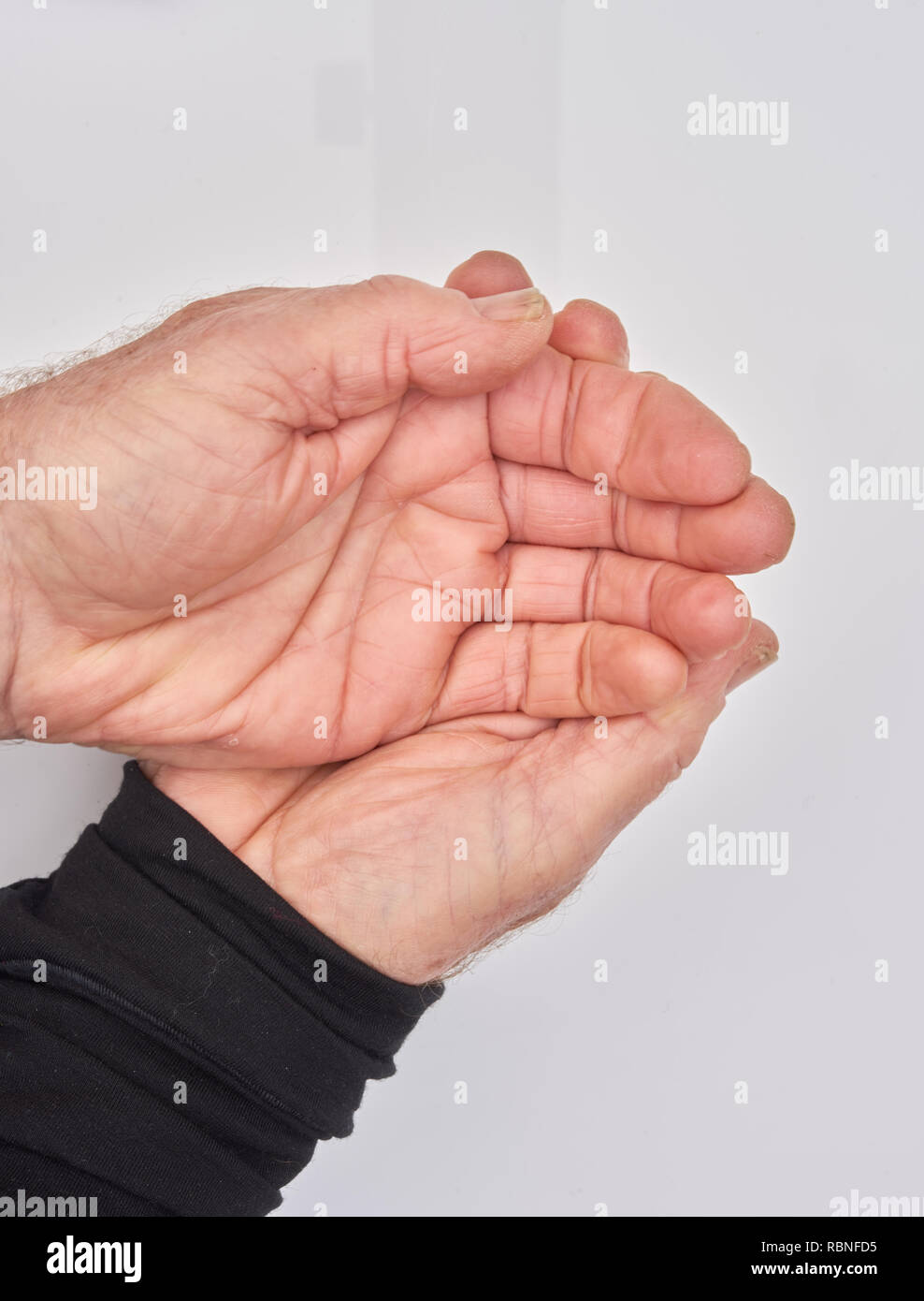 Zwei Hände eines alten Mannes Schalenförmig in Erwartung von etwas empfangen Stockfoto