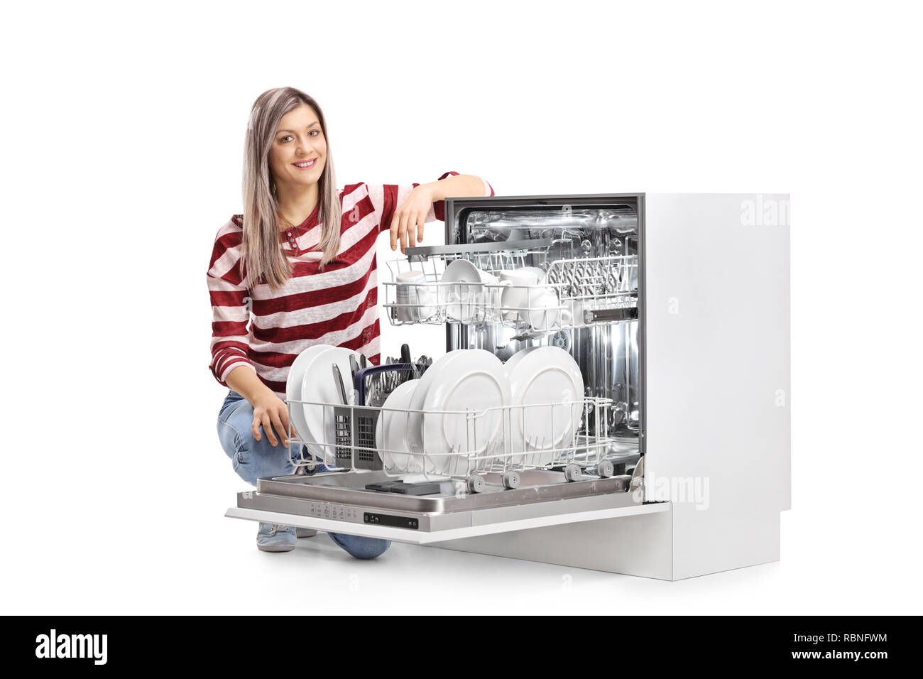 Junge lächelnde Frau mit einem offenen volle Spülmaschine auf weißem Hintergrund Stockfoto