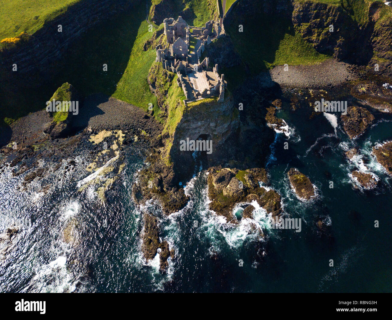 Luftaufnahmen von Dunluce Castle und der North Antrim Küste Stockfoto