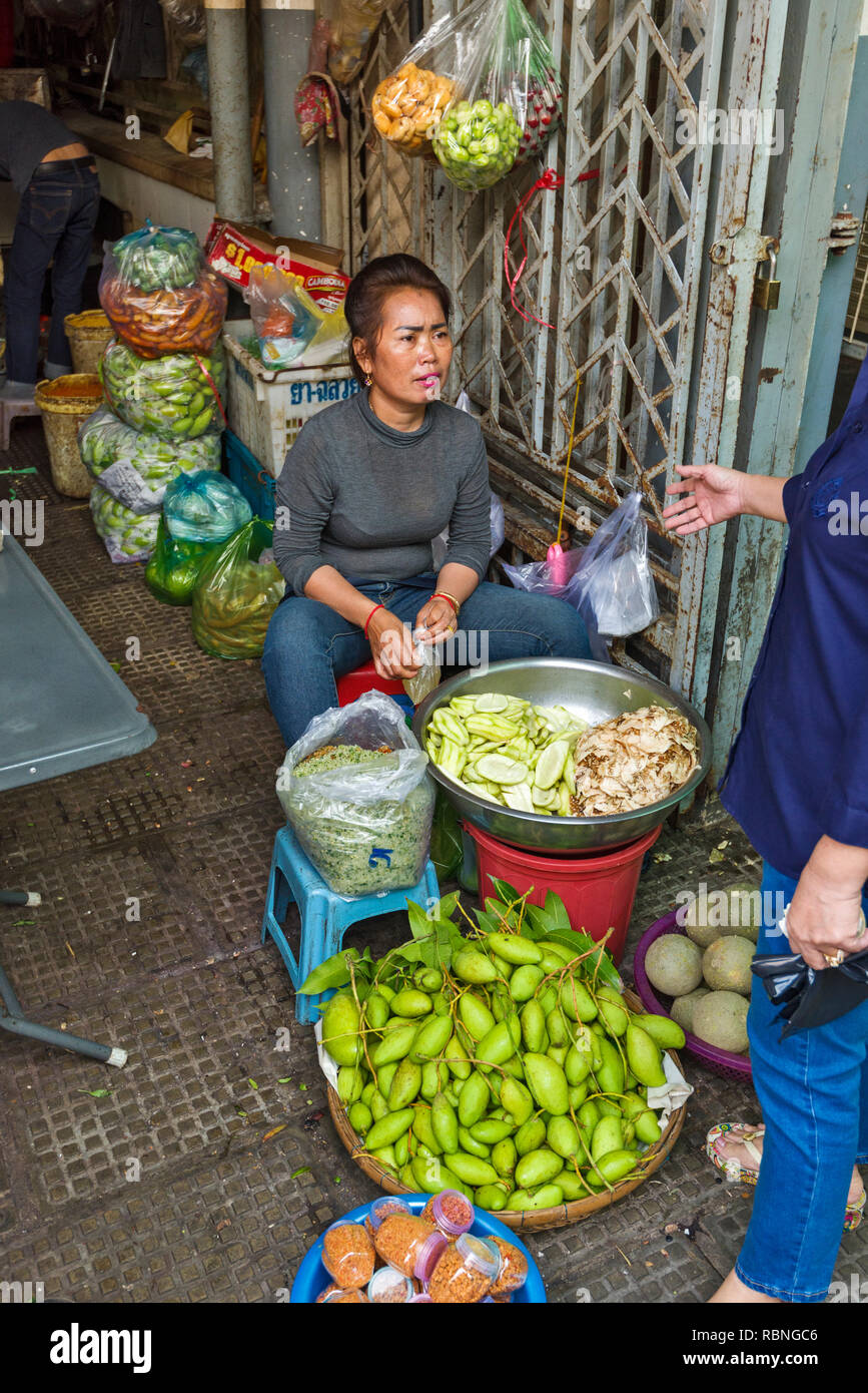 Verkäufer von Gemüse und grüne Mango im Central Market in Phnom Penh, Kambodscha Stockfoto