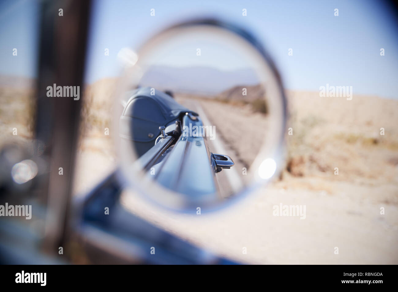 Reflexion von Desert Highway in einem Auto Rückspiegel Stockfoto