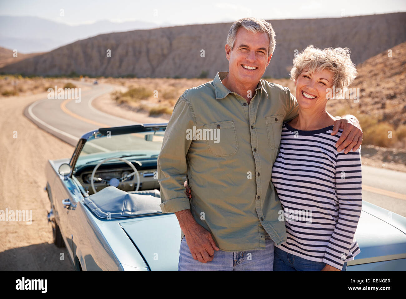 Senior Paar auf Road Trip mit dem Auto steht ein Lächeln für die Kamera Stockfoto