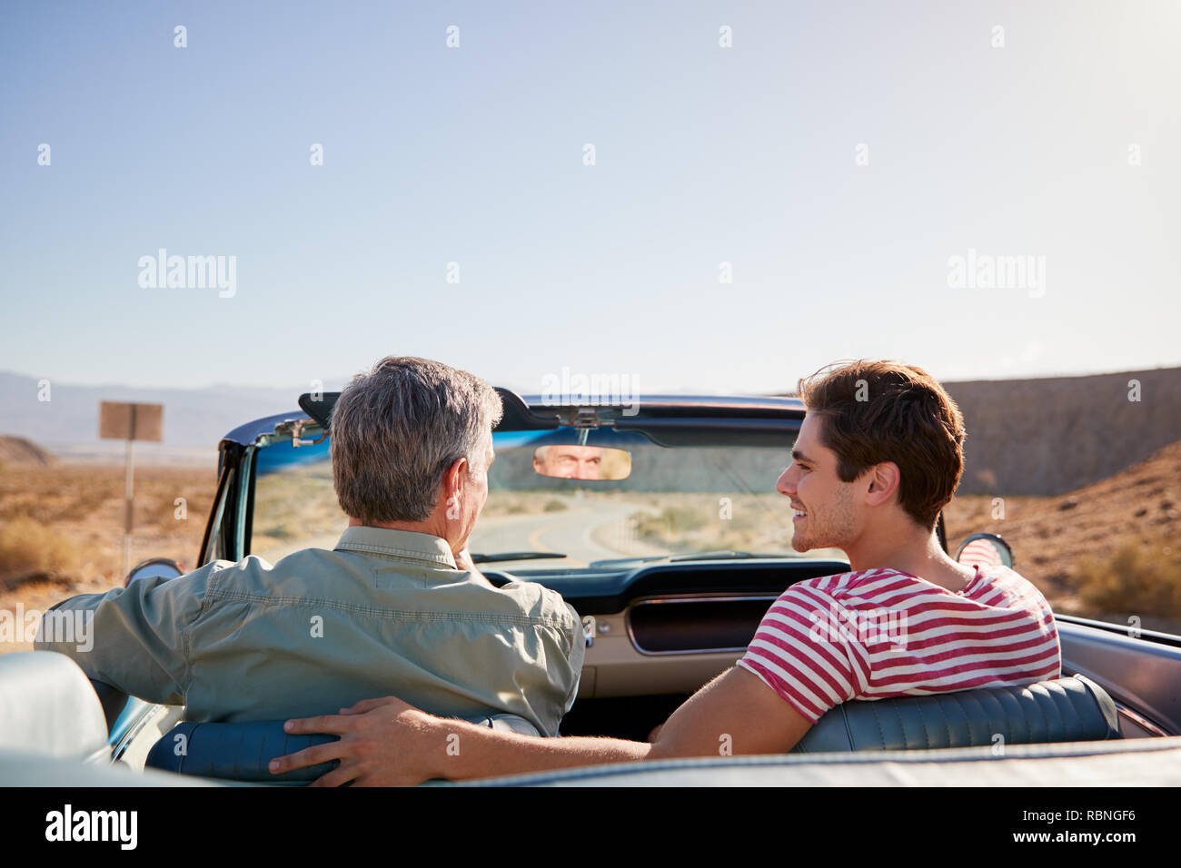 Vater und Sohn auf Road Trip in oben offenen Auto, Rückansicht Stockfoto