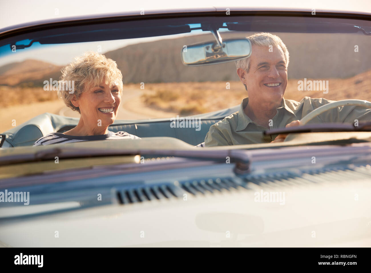 Senior Paar auf einer US-Reise, durch Auto Windschutzscheibe Stockfoto