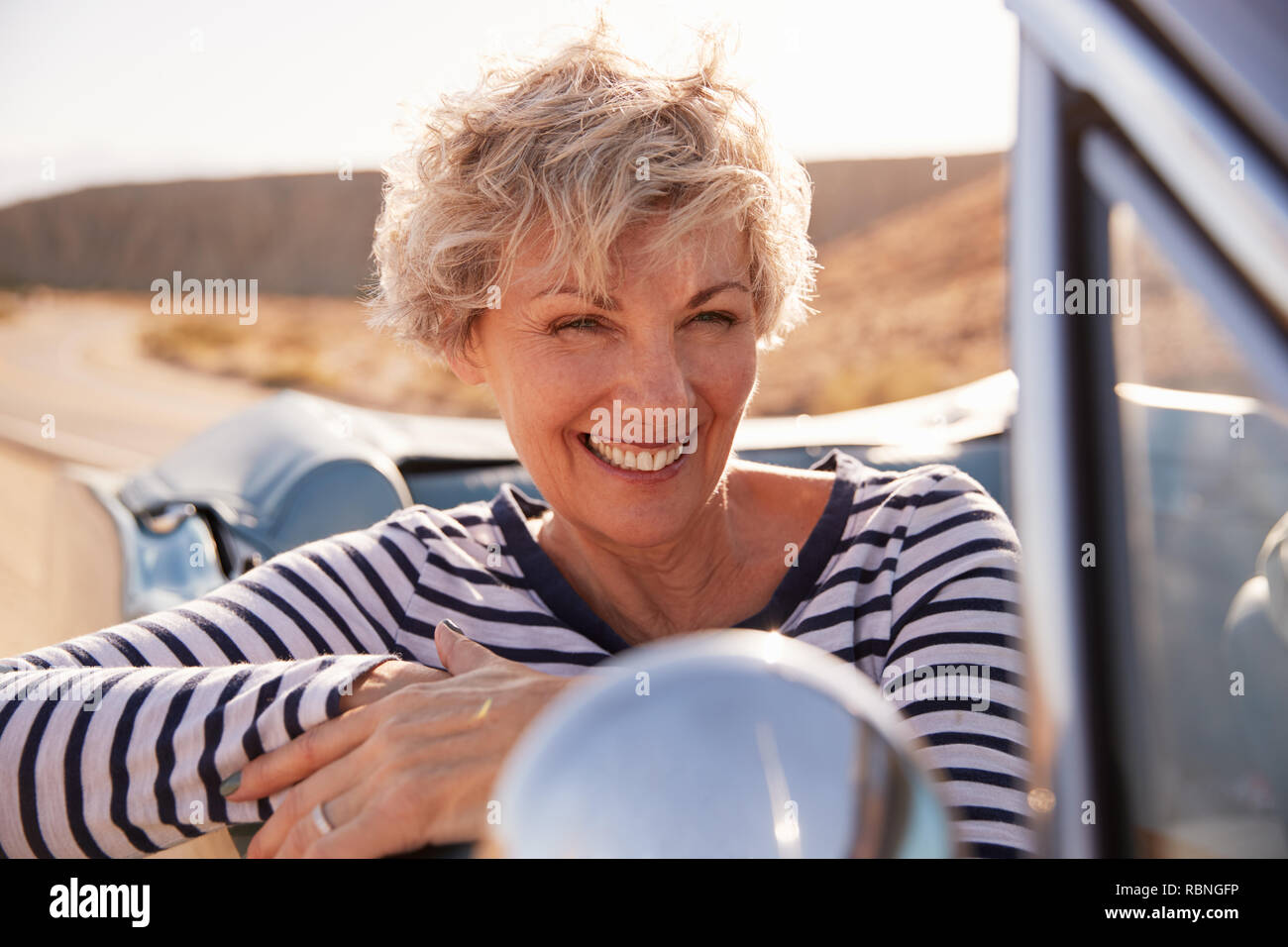 Ältere Frau im Beifahrersitz von offenen Wagen, in der Nähe Stockfoto