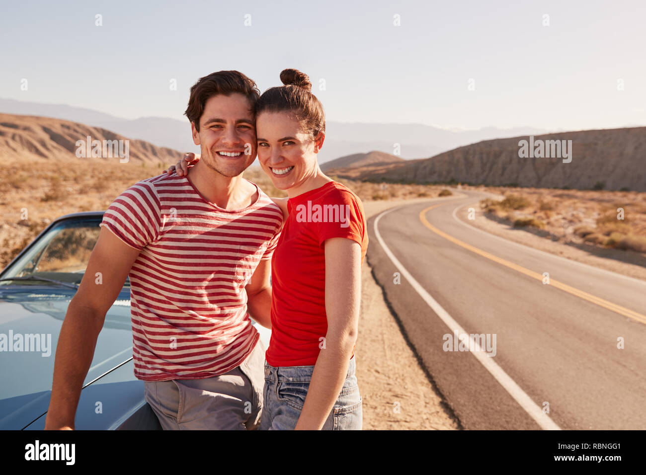 Junge weiße Paar auf einem Road Trip Pause Kamera suchen Stockfoto