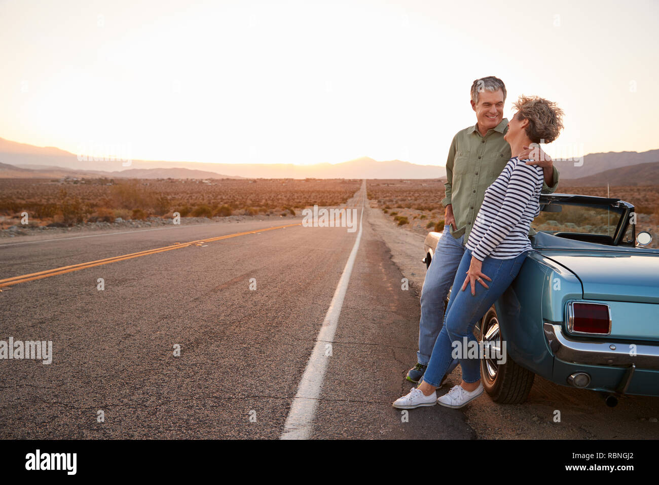 Senior Paar auf Road Trip mit dem Auto stehend, volle Länge Stockfoto