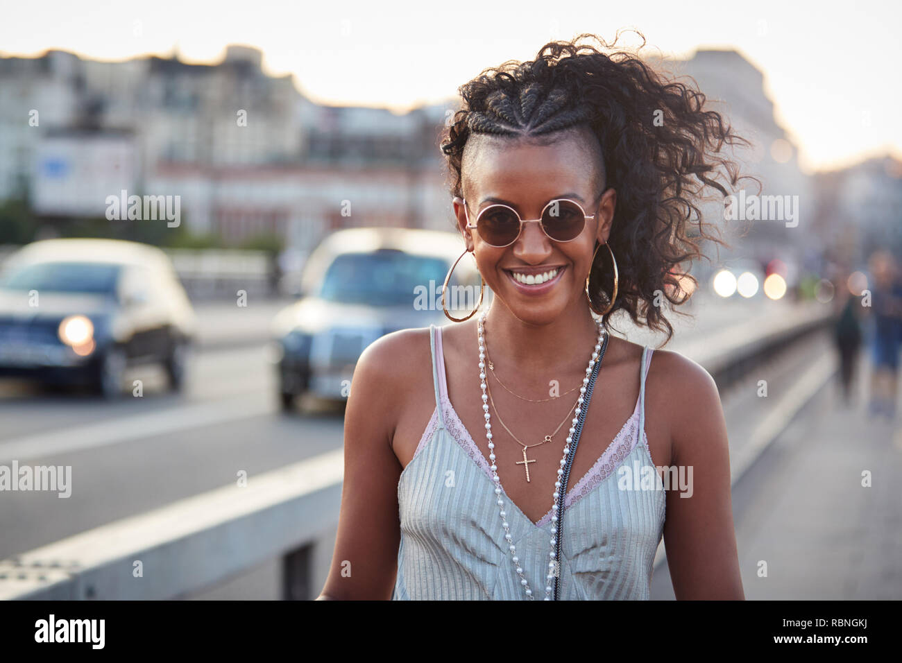 Trendy Frau in gestreiftem Hemd und Sonnenbrille, Porträt Stockfoto