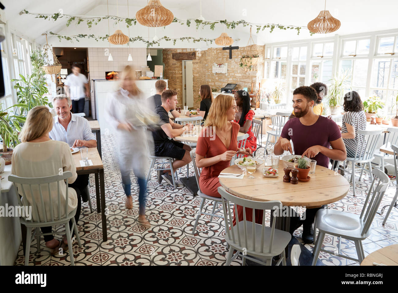 Kunden Mittag essen in einem gut besuchten Restaurant Stockfoto