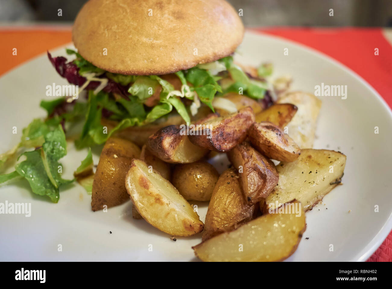 Hmaburger mit Bratkartoffeln Stockfoto