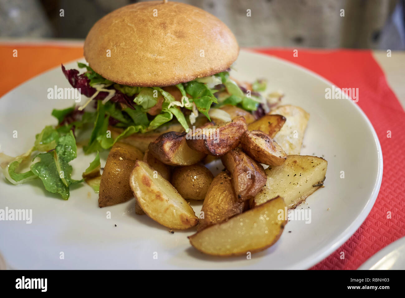 Hmaburger mit Bratkartoffeln Stockfoto