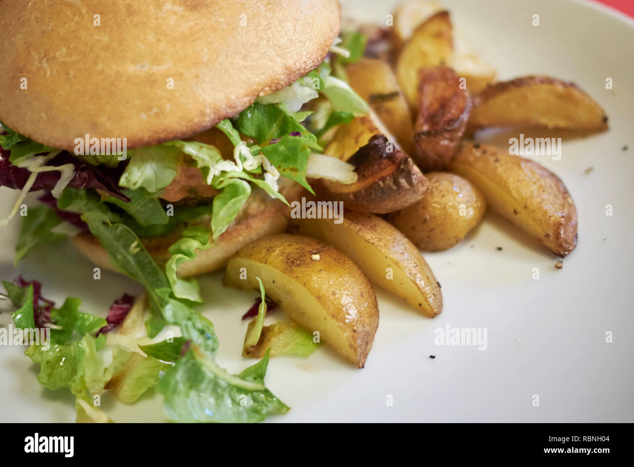Hmaburger mit Bratkartoffeln Stockfoto