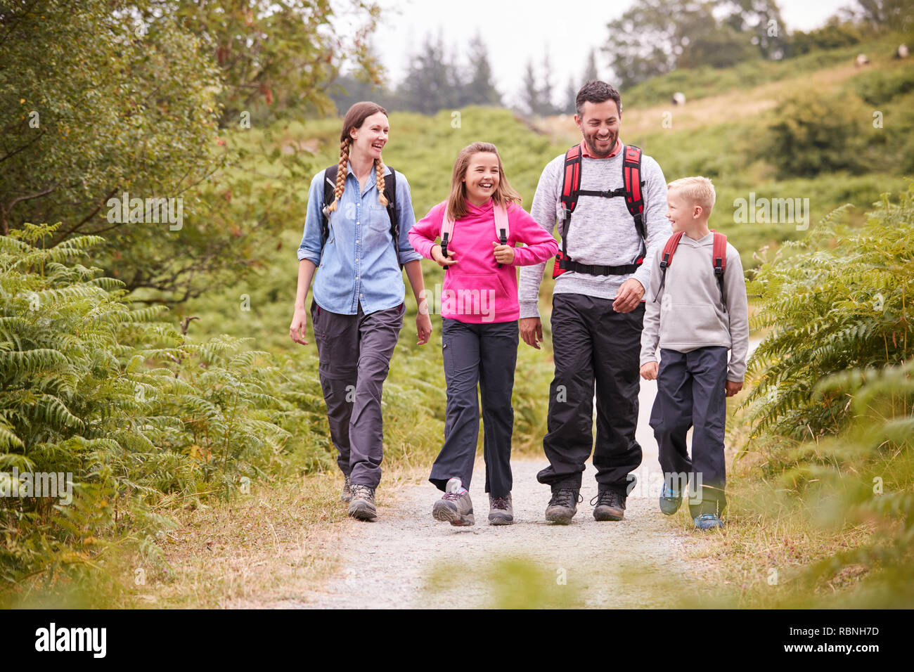 Junge Familie gehen auf einem Feldweg, der während einer Familie camping urlaub Stockfoto