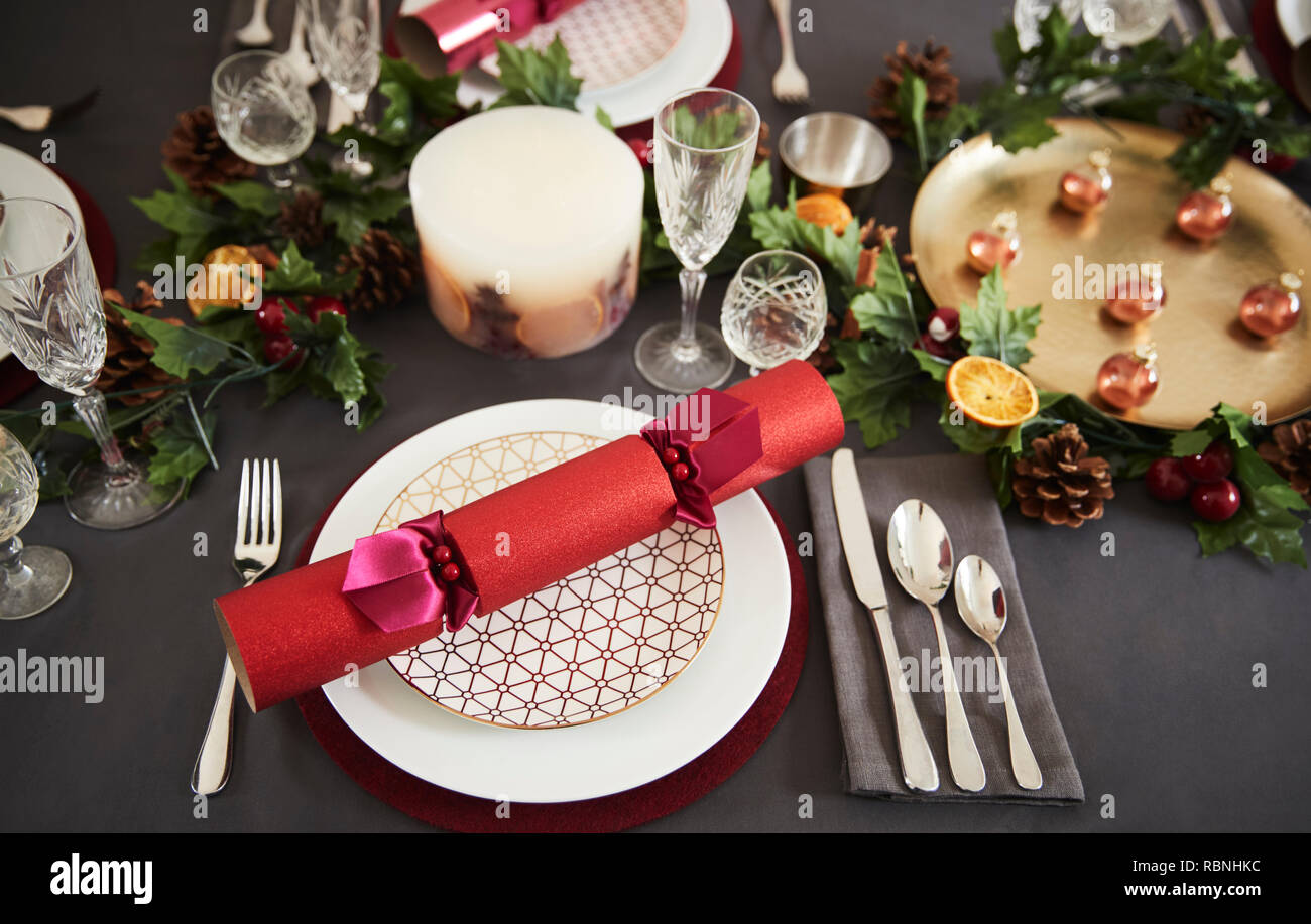 In der Nähe von Weihnachten Tischdekoration mit Knallbonbons auf Platten, Erhöhte Ansicht angeordnet Stockfoto