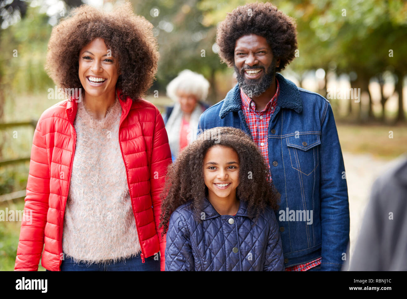 Multi-Generation Familie auf Herbst Spaziergang in der Landschaft zusammen Stockfoto