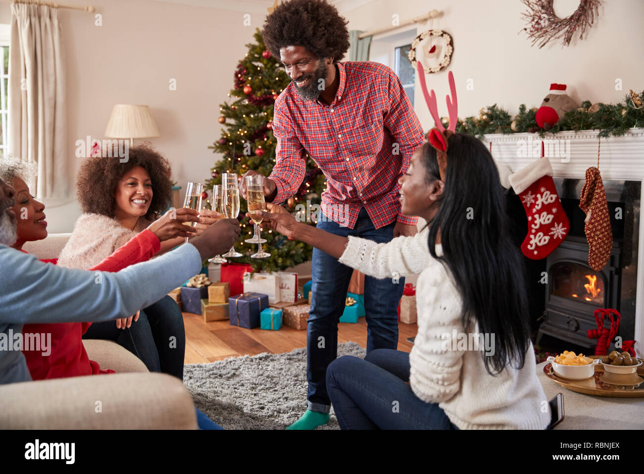 Freunde machen einen Toast mit Sekt, wie Sie Weihnachten feiern zu Hause zusammen Stockfoto