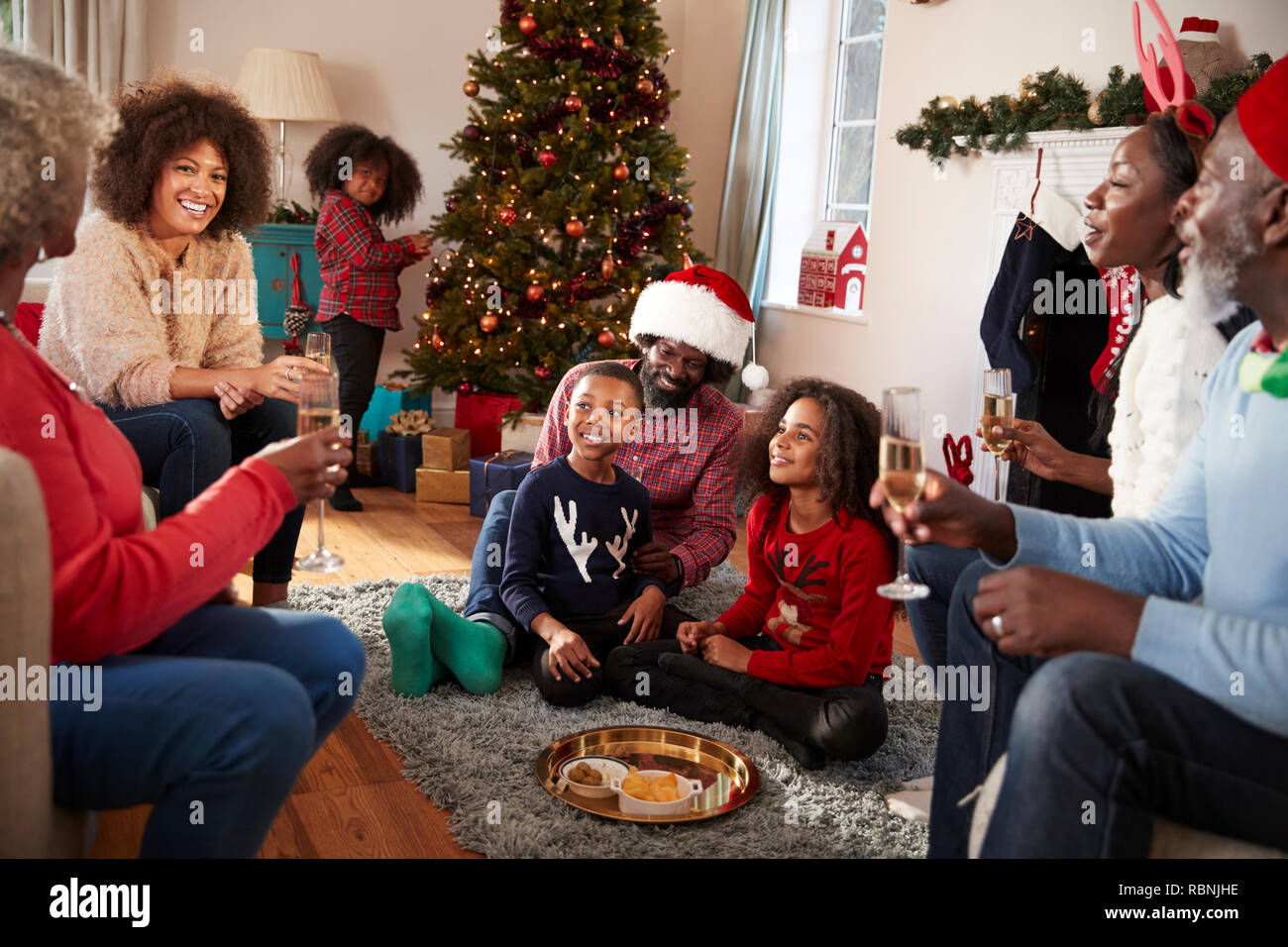 Multi-Generation Familie feiern Weihnachten zu Hause zusammen Stockfoto