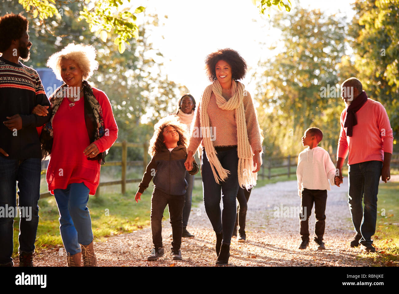 Multi-Generation Familie auf Herbst Spaziergang in der Landschaft zusammen Stockfoto