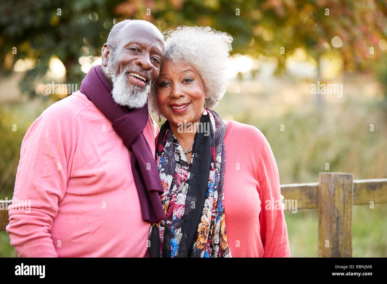 Portrait von Senior Paar auf Herbst Spaziergang in der Landschaft zusammen Stockfoto