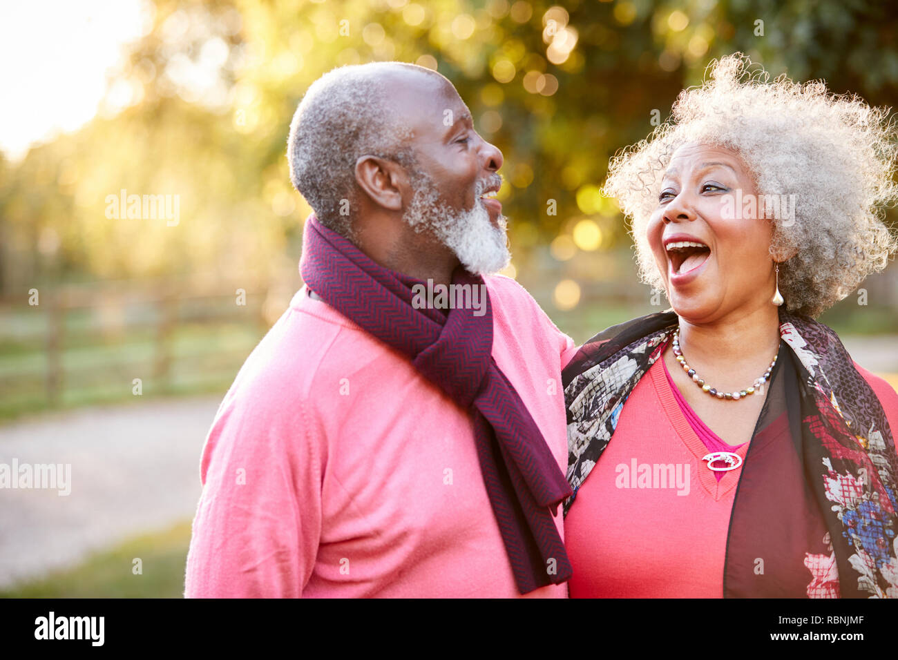 Senior Paar auf Herbst Spaziergang in der Landschaft zusammen Stockfoto