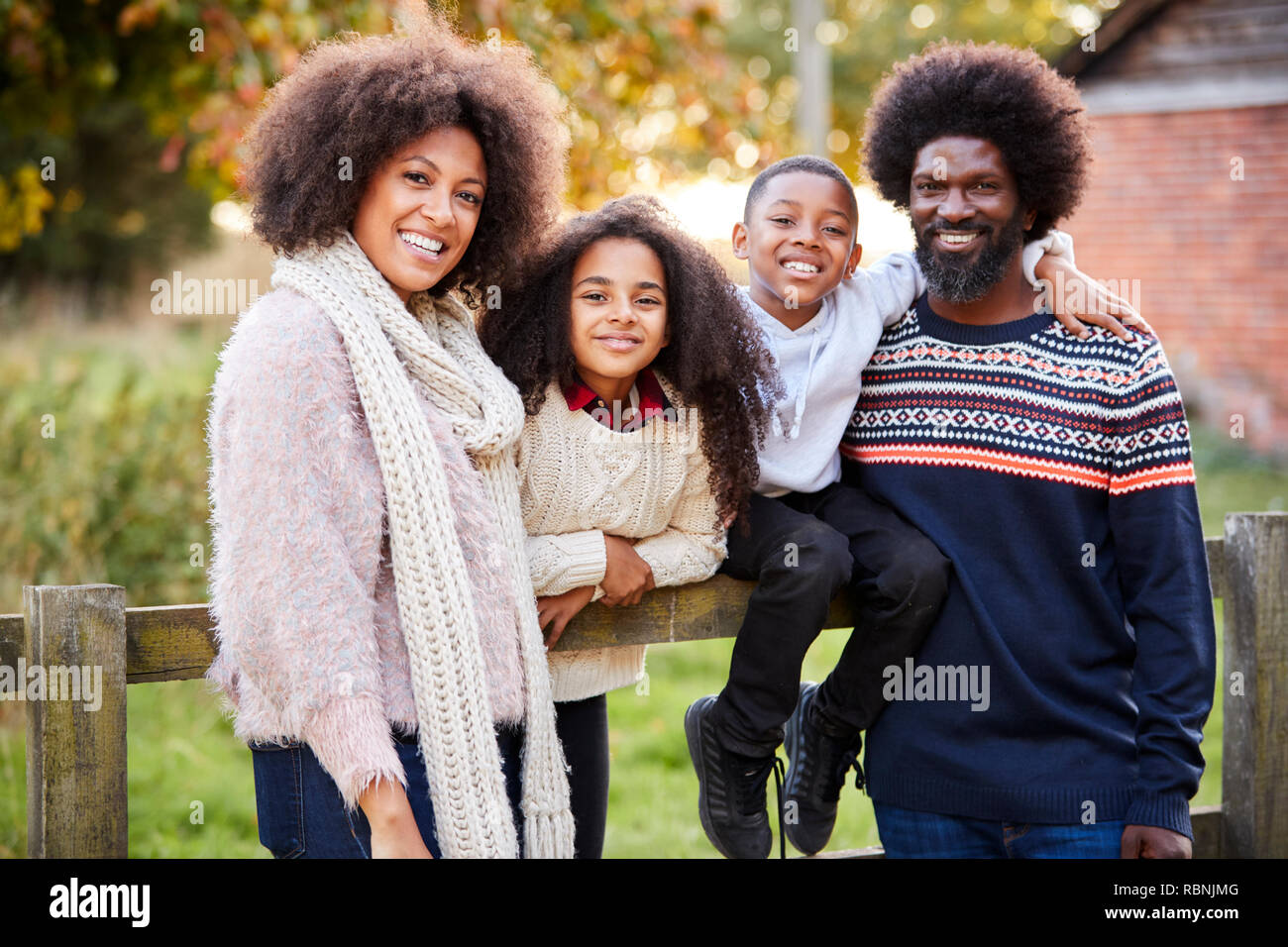 Portrait der Familie auf Herbst Spaziergang in der Landschaft zusammen Stockfoto