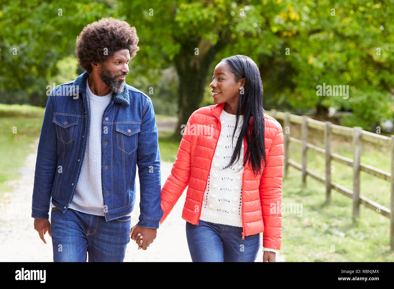 Schwarz nach Paar, Freund, Freundin gehen Hand in Hand in dem Land, in der Nähe Stockfoto