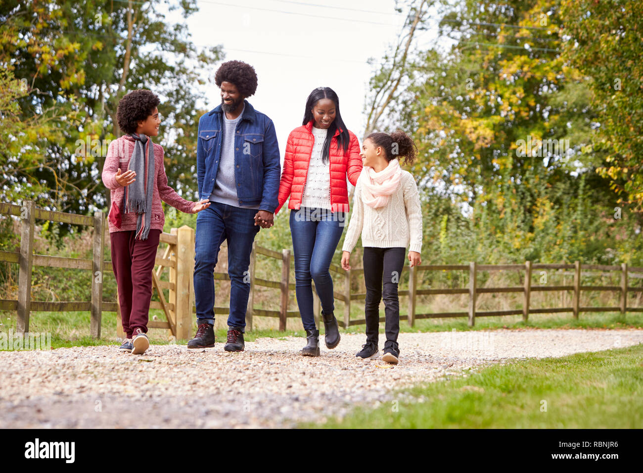 Mischlinge Familie zusammen zu Fuß auf ein Land weg, niedrigen Winkel Stockfoto