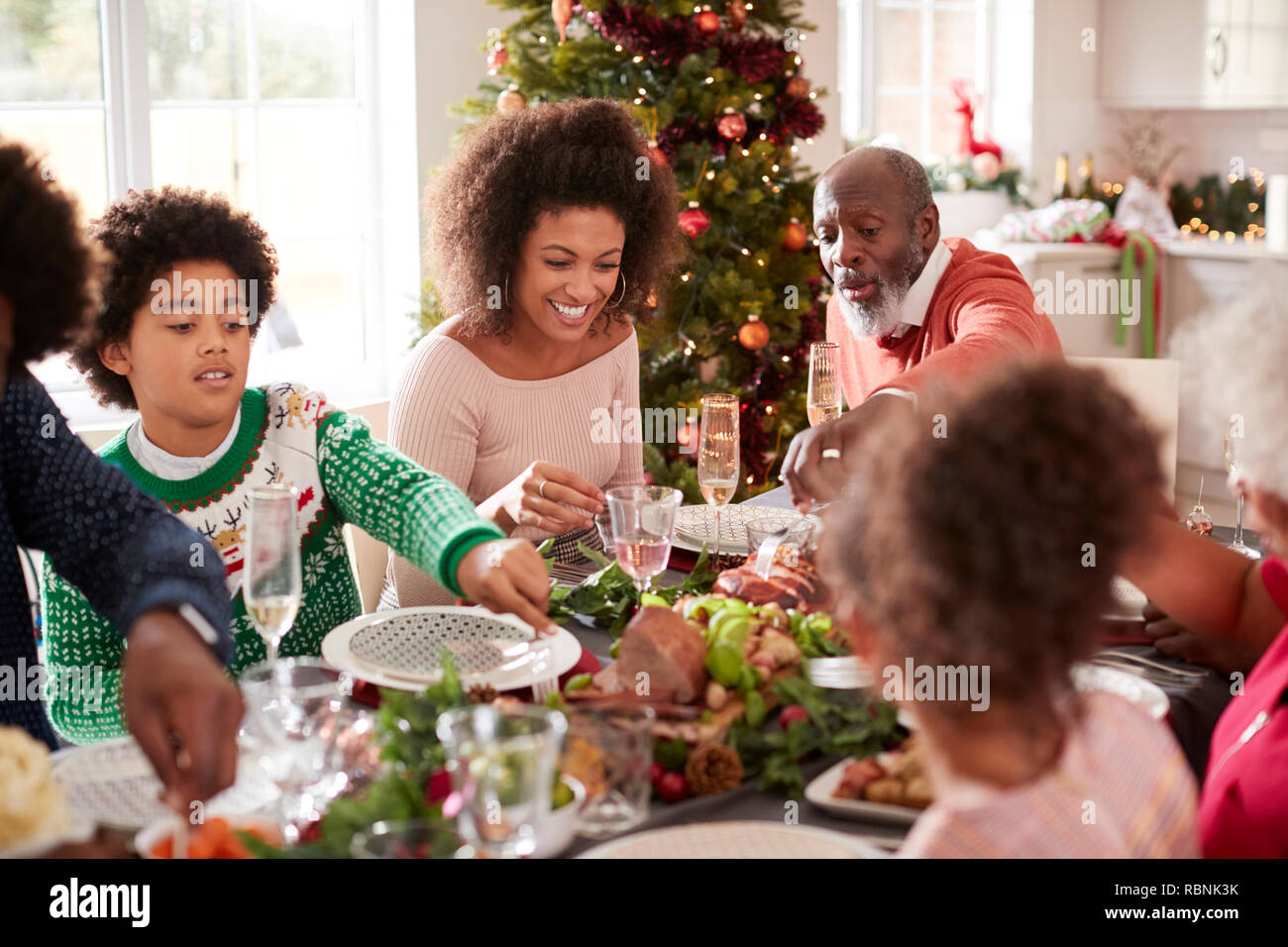 Junge schwarze Frau Essen Christmas Dinner mit Ihrem gemischten Rennen multi Generation Familie, in der Nähe Stockfoto